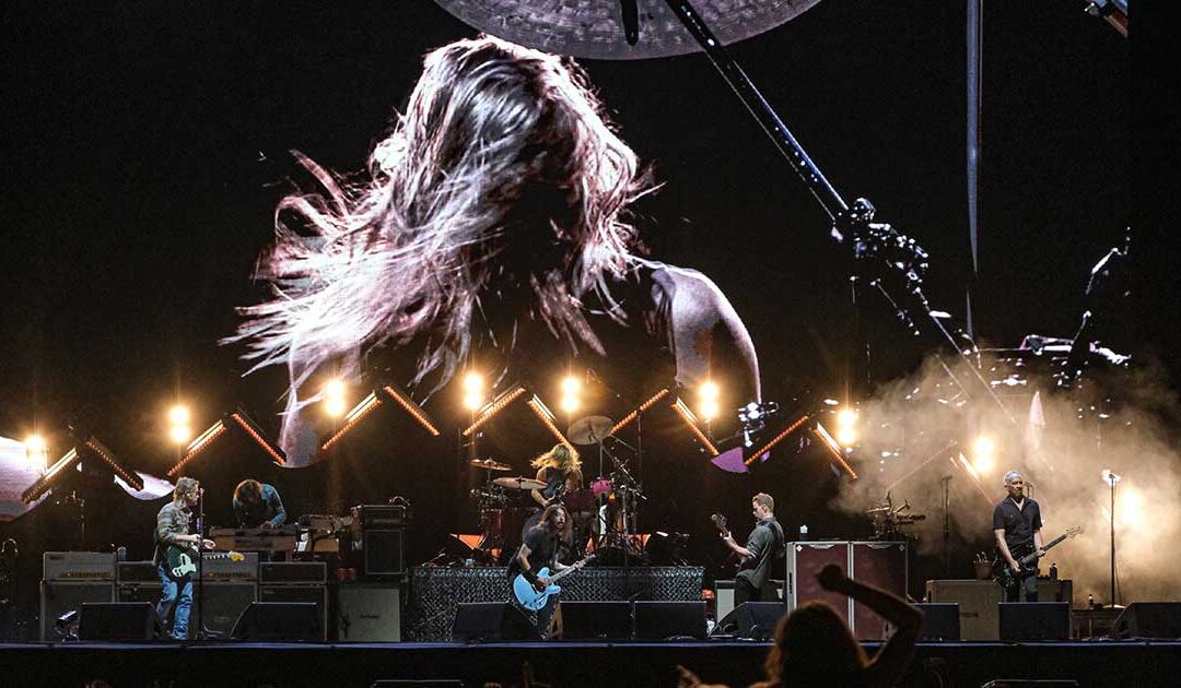 Veja aqui o vídeo de mil músicos a tocarem “My Hero” em homenagem a Taylor Hawkins dos Foo Fighters